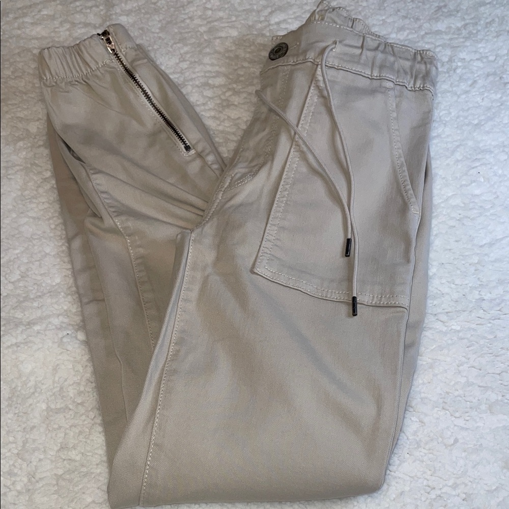 American Eagle Outfitters Tan Cargo Pants. Elastic Ankles w zippers. Drawstring